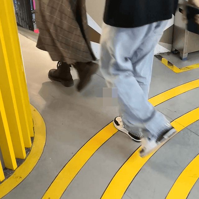 Anime convention passing women wearing various types of shoes candid crushing 1
