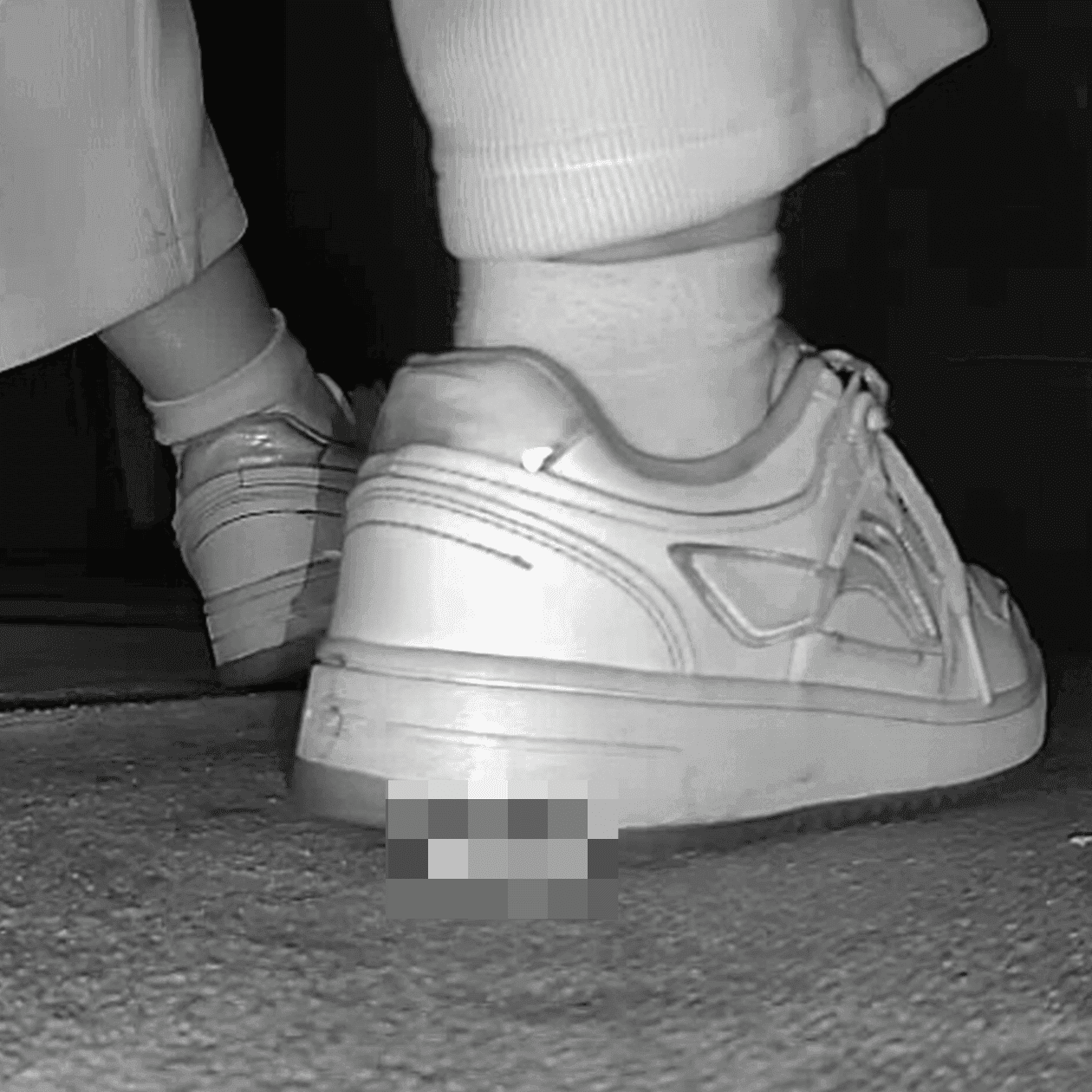 Three women in cinema candid crushing with Fila and Skechers sneakers thumb 3