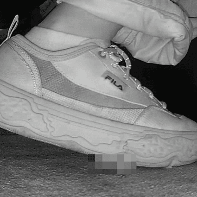 Three women in cinema candid crushing with Fila and Skechers sneakers 1